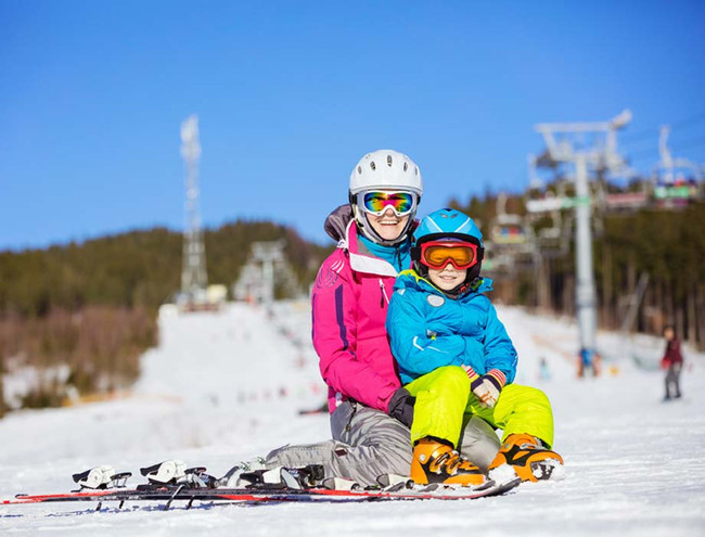 Familie auf der Piste im Skiurlaub